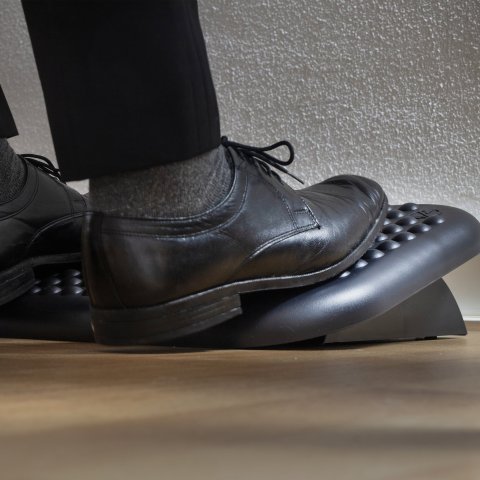 Reposapies Ergonomico Ngs Footnest- Ajustable En Altura 0º A 15º - Superficie Antideslizante