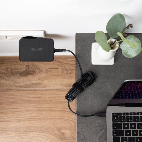Cargador De Pared Tooq Tqlc-usbcgan90pd Usb-c Pd 90w Con Sistema Gan Color Negro