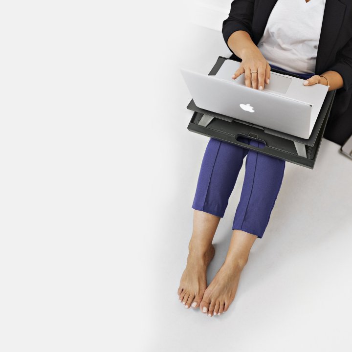 Soporte Ngs Lapnest Para Portátiles De Hasta 15,6" Con Base Acolchada