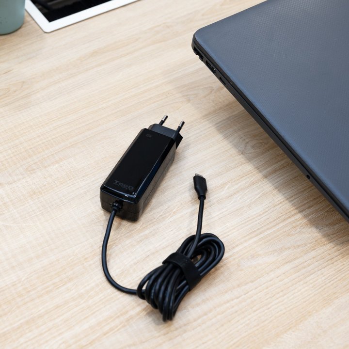 Cargador De Pared Tooq Tqlc-usbcgan45pd-c Usb-c Pd 45w Con Sistema Gan Color Negro Cubico